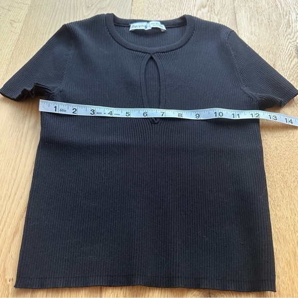NWOT Bershka ribbed black crop top with key hole  - M - Picture 10 of 14